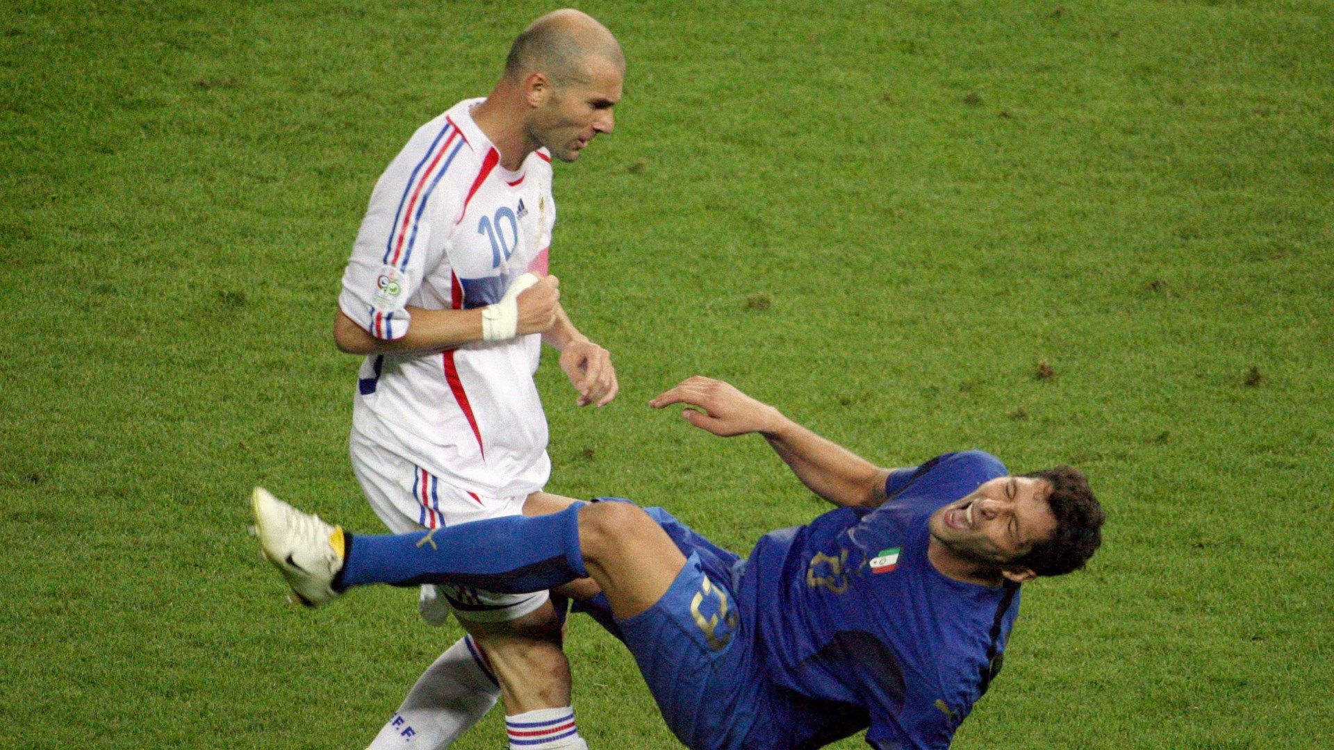 【新品タグ付き】フランス代表/ジネディーヌ・ジダン/A/2006W杯頭突きモデル 子どもの頃に仲間同士で言い合っていた以上のことは言っていない」元